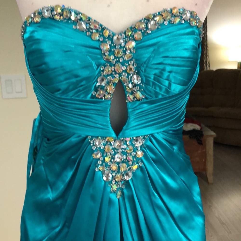 Satin gathered bodice with train - Picture 10 of 15